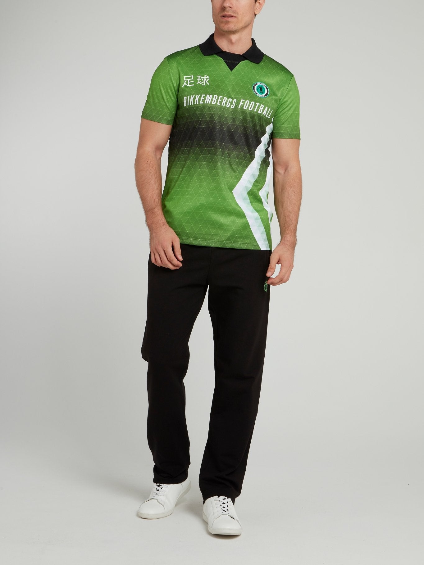 Зеленая спортивная рубашка поло с геометрическим принтом