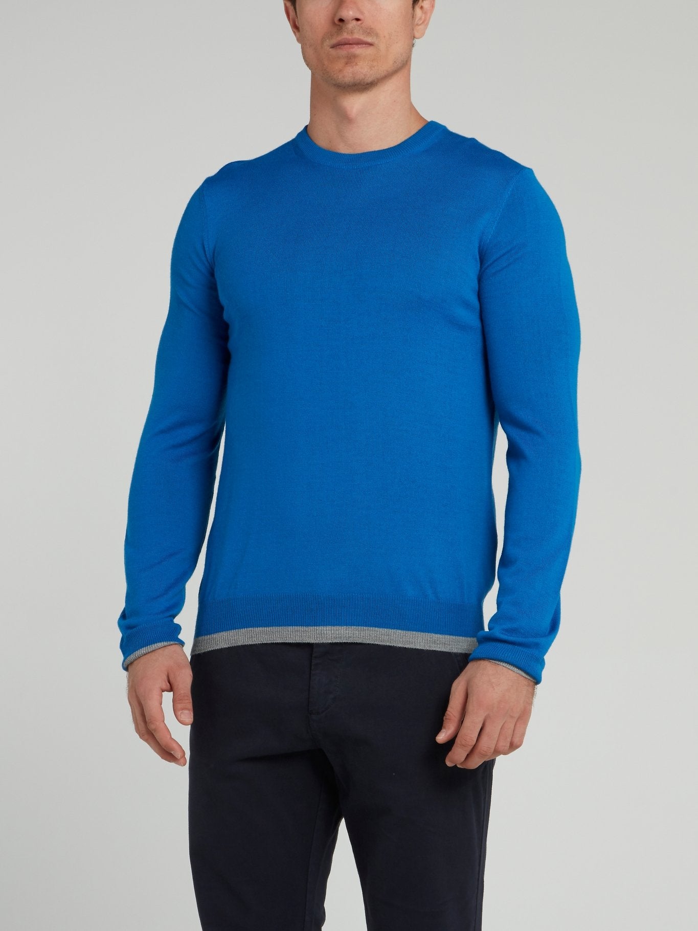 Синий свитер с логотипом на спине