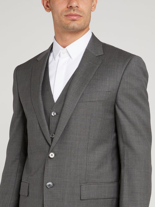 Серый костюм с пиджаком на двух пуговицах